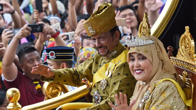 PHOTO: Kemeriahan 50 Tahun Bertakhta Sultan Brunei Diarak Naik Kereta Kerajaan