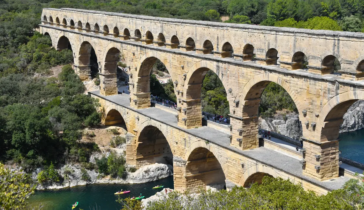 Pemandangan Pont du Gard atau Jembatan Gard di Vers-Pont-du-Gard, Prancis, Rabu (21/8/2019). Dahulu , Pont du Gard digunakan untuk memenuhi kebutuhan air Romawi di Nimes (bernama Nemausus pada zaman Romawi) dari Uzes. (Pascal GUYOT/AFP)