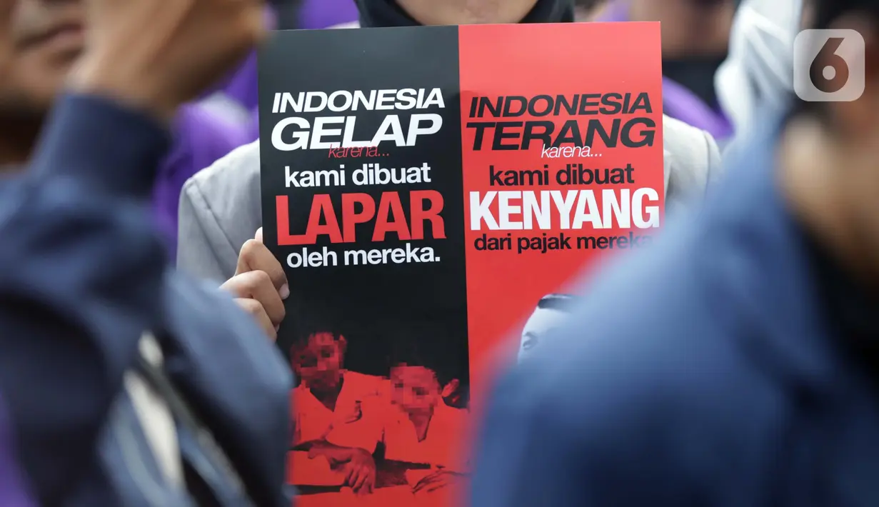 Dalam aksinya, para mahasiswa membentangkan pamflet bertuliskan "Tolak Efisiensi Anggaran" dan "Indonesia Gelap". (Liputan6.com/Helmi Fithriansyah)