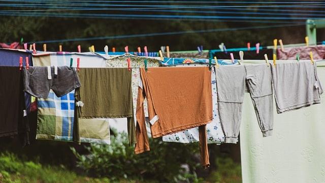 Ilustrasi menjemur pakaian