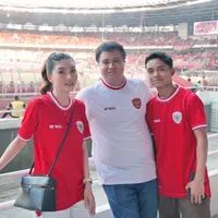 Lihat di sini gaya Sarwendah nonton laga Timnas Indonesia Vs Irak di GBK. Tas branded puluhan juta curi atensi. [@sarwendah29]