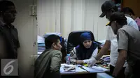 Salah satu karyawan diperiksa saat operasi tangkap tangan (OTT) terkait pungutan liar perizinan kapal di Kementerian Perhubungan, Jakarta, Selasa (11/10). (Liputan6.com/Faizal Fanani)