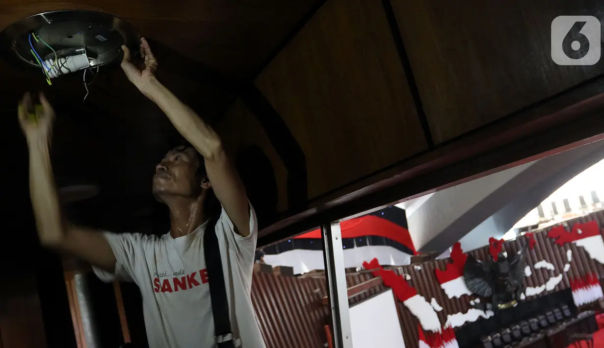 Pekerja menata Ruang Rapat Paripurna I di kompleks Parlemen MPR-DPR RI, Senayan, Jakarta, Rabu (16/10/2019). Ruang paripurna DPR tampak dihias menjelang pelantikan presiden dan wapres terpilih pada 20 Oktober mendatang. (Liputan6.com/Johan Tallo)