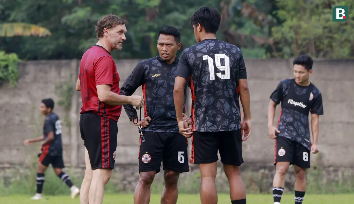 Pelatih Persija Jakarta, Thomas Doll, berbincang dengan Tony Sucipto dan Hanif Sjahbandi saat sesi latihan di Nirwana Park Sawangan, Jawa Barat, Kamis (7/7/2022). Latihan merupakan persiapan jelang bergulirnya Liga 1 musim 2022/2023. (Bola.com/M Iqbal Ichsan)