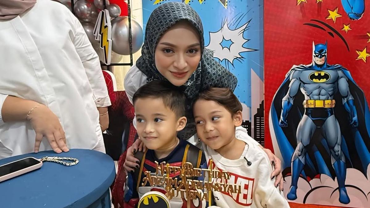 6 Potret Nathalie Holscher Tampil Berhijab di Ultah Adzam ke-4, Curi Perhatian