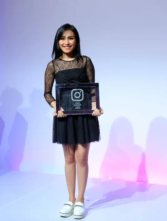 "Saya juga enggak nyangka followers saya bisa sebanyak ini. Semoga ke depannya Instagram featurenya lebih menarik lagi. Makasih buat Instagram, semuanya dan semua followers saya," tukas Ayu Ting Ting. (Nurwahyunan/Bintang.com)
