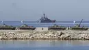 Sejumlah Howitzer self-propelled 2S1 Gvozdika (depan) dan kapal perang Azov terlihat saat latihan untuk memperingati Hari angkatan Laut di Sevastopol, Krimea, Rusia (24/7/2015). (REUTERS/Pavel Rebrov)