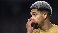 Reaksi pemain Barcelona, Ronald Araujo saat menghadapi Real Betis pada laga lanjutan Liga Spanyol di Benito Villamarin Stadium, Sevilla. 1 Februari 2023. Blaugrana telah mencapai kesepakatan dengan transfer Araujo ke LA Galaxy pada bursa transfer musim dingin 2023. Sayangnya, hal tersebut gagal setelah dokumen telat dikirmkan karena komputer yang sempat error. (AFP/Jorge Guerrero)