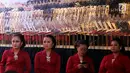 Para sinden turut memeriahkan pertunjukan wayang kulit lakon "Bima Jumeneng Guru Bangsa" di Tugu Proklamasi, Jakarta, Sabtu (27/1). Pertunjukan wayang kulit ini dibuka Ketua Umum PDIP Megawati Soekarnoputri. (Liputan6.com/Johan Tallo)