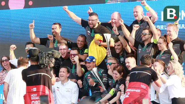Foto: Manuver Cantik Mitch Evans jelang Akhir Balapan jadi Penentu Kemenangan atas Jean-Eric Vergne di Formula E Jakarta 2022