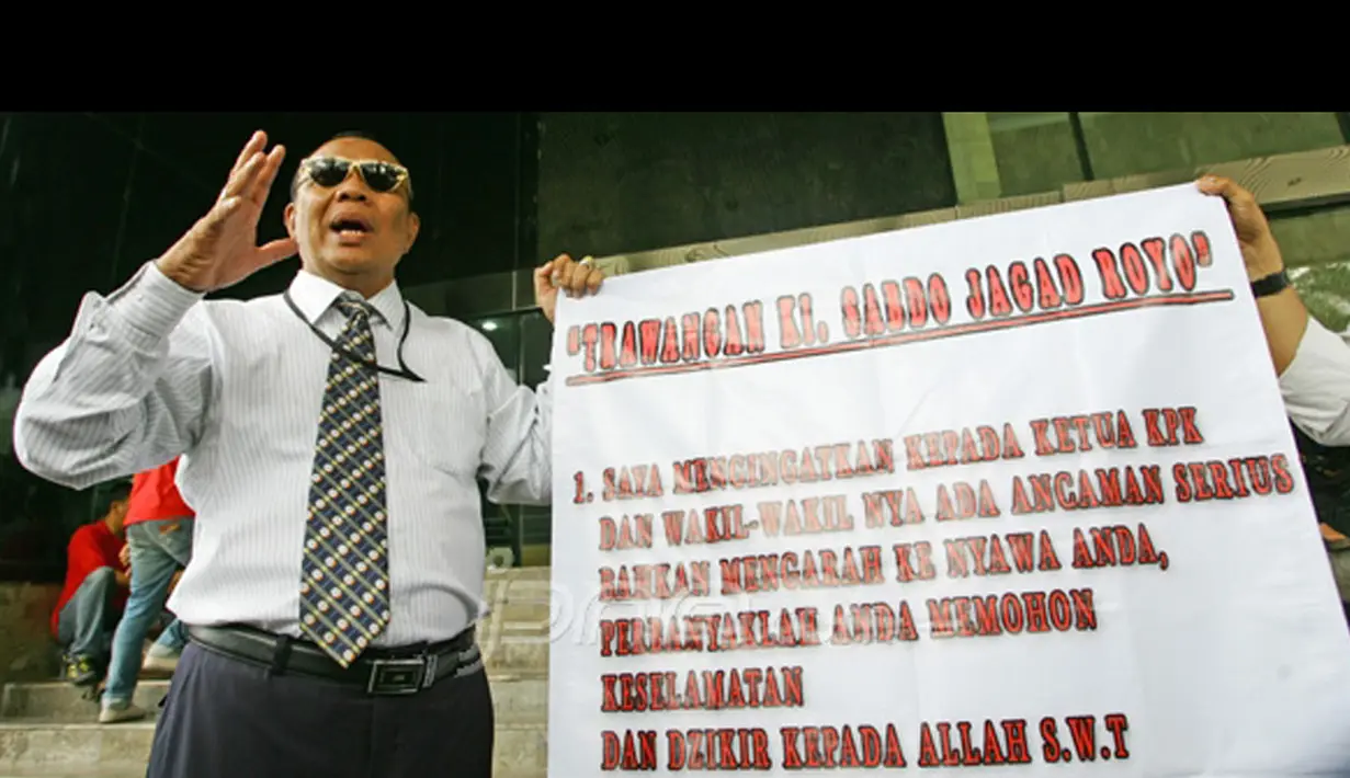 Paranormal asal Surabaya Ki Sabdo Jagad Royo mengancam akan mencabut khodam Nyi Roro Kidul yang menempel di Jokowi jika Jokowi maju sebagai Capres 2014. Ajaibnya, Jokowi tetap maju sebagai Presiden dan baik-baik saja (Istimewa) 
