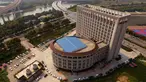 Pandangan udara menunjukkan sebuah gedung universitas di Zhengzhou, Provinsi Henan, China, (21/9). Gedung tersebut ketika dilihat dari udara memeliki bentuk mirip dengan kloset duduk yang menjadi bahan candaan oleh warganet. (AFP Photo/Str/China Out)