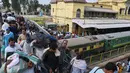 Jutaan perantau dari kota besar seperti Karachi, Lahore, dan Islamabad kembali ke kampung halaman untuk bersilaturahmi saat Hari Raya Idul Fitri. Tampak dalam foto, orang-orang tiba di stasiun kereta api di Karachi, Pakistan, Selasa 17 Maret 2026, untuk menaiki kereta untuk pulang ke kampung halaman untuk Hari Raya Idul Fitri yang akan datang, sekaligus menandai berakhirnya bulan suci Ramadan. (AP Photo/Ali Raza)