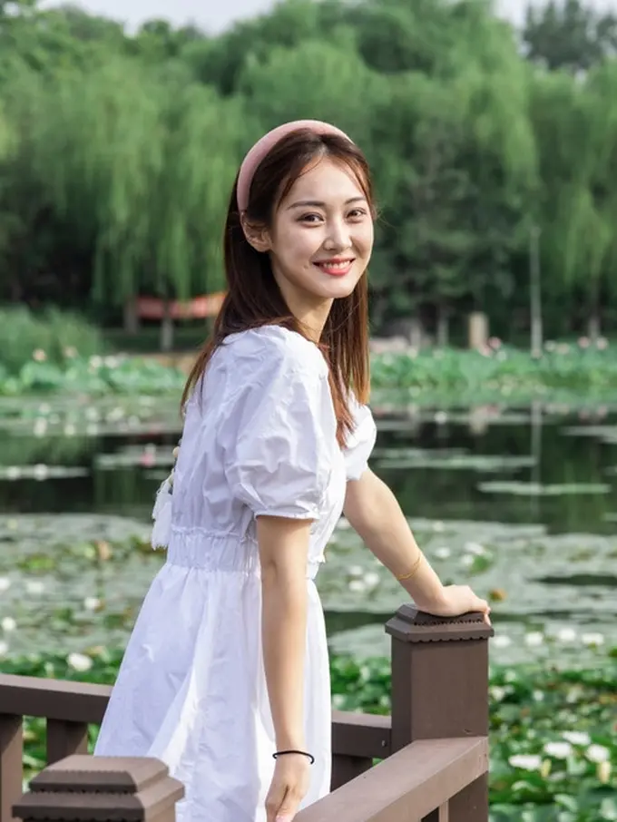 manis santai kalem tersenyum bahagia