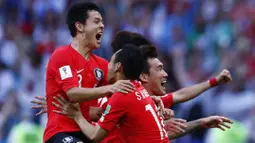 Para pemain Korea Selatan merayakan kemenangan atas Jerman pada Piala Dunia 2018 di Kazan Arena, Rusia, (27/6/2018). Jerman takluk 0-2 dar Korea Selatan. (AFP/Benjamin Cremel)