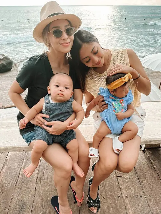 Sejak hamil Nikita dan Winona terlihat selalu kompak, saat bayi mereka lahir hal itu tetap terjaga.