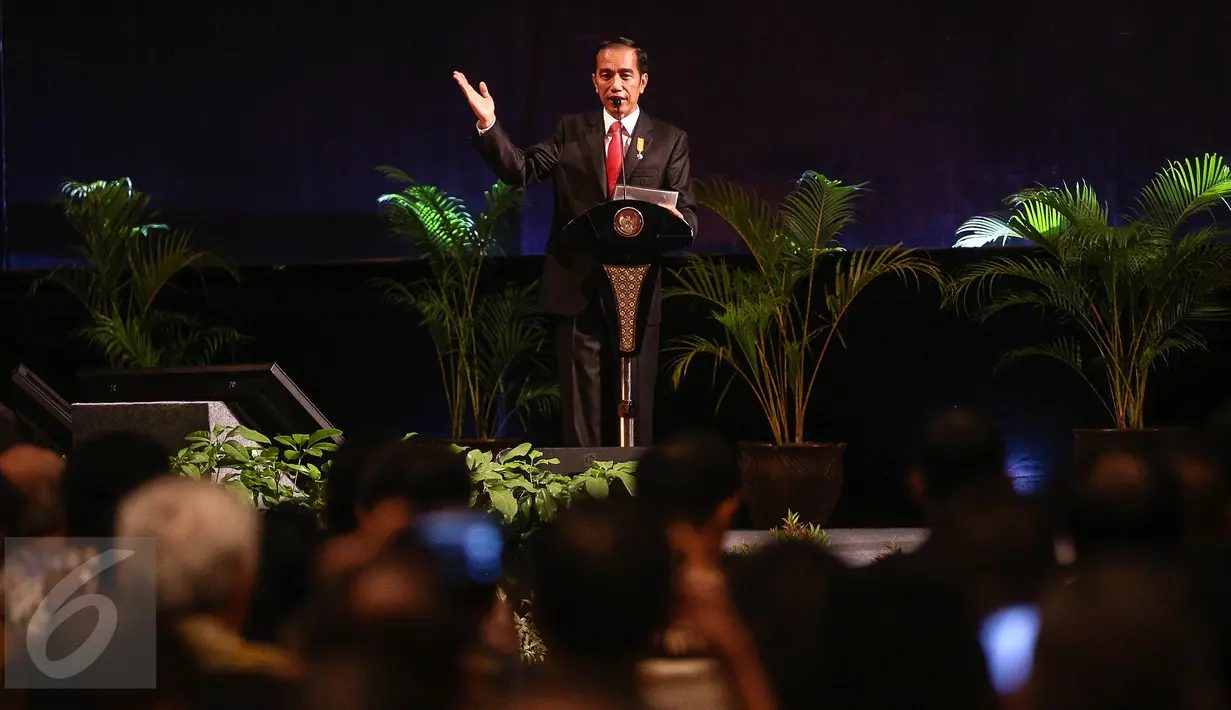Presiden Joko Widodo memberikan arahan saat Sosialisasi Amnesti Pajak (Tax Amnesty) di Jakarta, Senin (1/8). Jokowi menyampaikan bahwa ada saluran khusus (hotline) bagi aduan dan keluhan pelayanan tax amnesty. (Liputan6.com/Faizal Fanani)