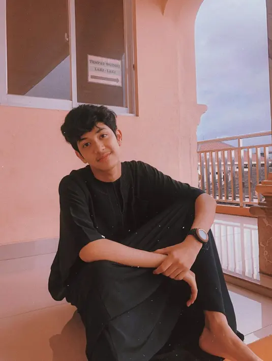 Ia aktif membagikan kegiatan sehari-harinya di media sosial pribadinya tersebut. Tampil dengan busana serba hitam, aktor dan model ini makin tampan. (Liputan6.com/IG/@abunsungkar)
