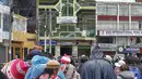 Warga Peru antre masuk ke perbatasan Bolivia untuk memasuki negara tersebut, di desa Desaguadero, Peru, pada 18 Februari 2022. Setelah ditutup selama hampir dua tahun karena pandemi Covid-19, Peru mengizinkan pembukaan kembali perbatasan dengan Bolivia dan Ekuador. (Carlos MAMANI/AFP)