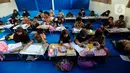 Sejumlah siswa belajar tanpa menggunakan meja dan kursi sekolah, di SDN Bojong Nangka 02, Kabupaten Bogor, Jawa Barat, Kamis (16/2/2023). Sudah lebih dari dua pekan, murid-murid di tiga ruang kelas  menerapkan kegiatan belajar mengajar beralas karpet karena belum tersedianya bangku dan meja. (merdeka.com/Arie Basuki)