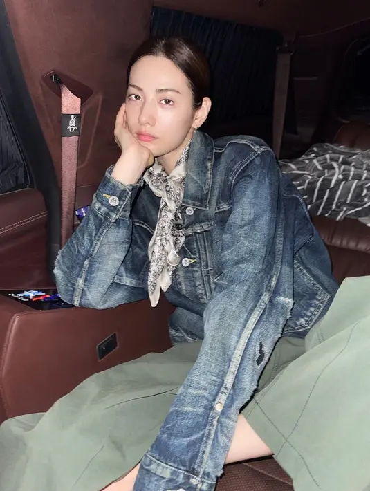 <p>Untuk hiasan, kamu dapat menambahkan scarf bermotif yang diikat pada leher. Bentuk pita pada ikatan scarf akan memberi kesan manis dan fresh seperti yang digunakan Nana member After School asal Korea Selatan. [Instagram/jin_a_nana]</p>