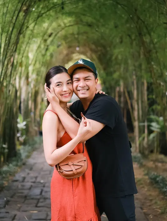 Sebagai pasangan selebriti yang selalu terlihat harmonis, tidak jarang keduanya kerap mengunggah momen mesra di media sosial Instagram. Sudah jalani 9 tahun pernikahan, momen kebersamaan keduanya kerap menuai banyak perhatian netizen. Tidak sedikit yang salut dengan keharmonisan rumah tangga keduanya. (Liputan6.com/IG/@chelseaoliviaa)