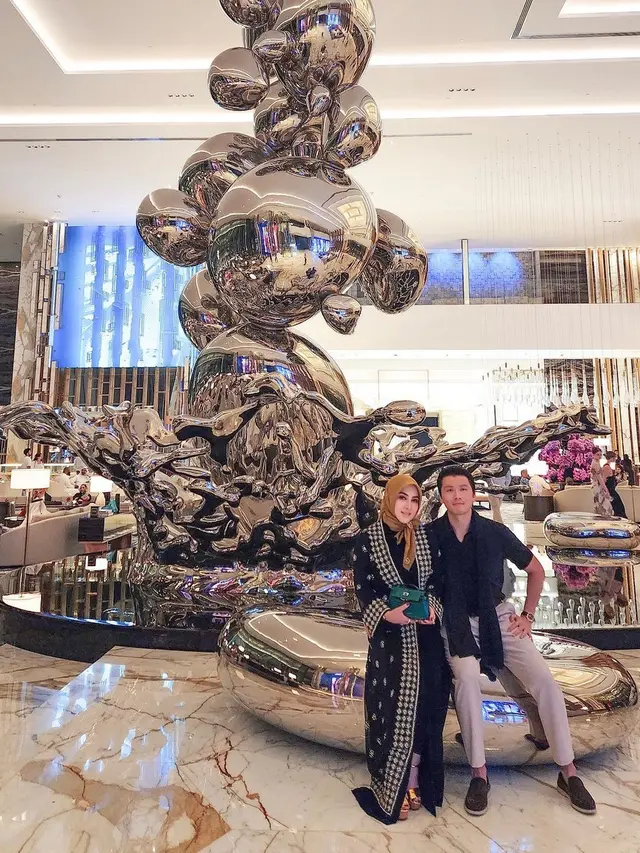 10 Gaya Bucin Romantis Syahrini dan Reino Barack Liburan Ala Sultan di Dubai