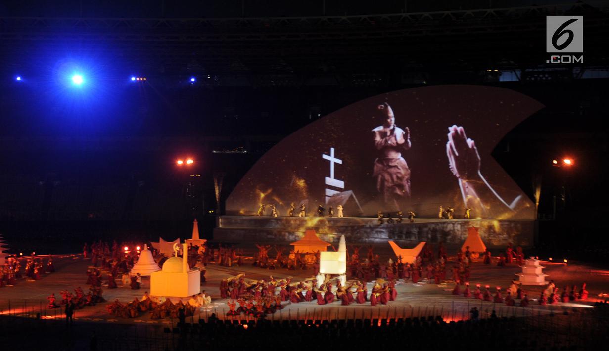 Penari membawakan tarian bertema Keberagaman di Indonesia saat pembukaan Asian Para Games 2018 di Stadion Utama Gelora Bung Karno, Jakarta, Sabtu (6/10). Asian Para Games 2018 berlangsung 6-13 Oktober. (Liputan6.com/Helmi Fithriansyah)