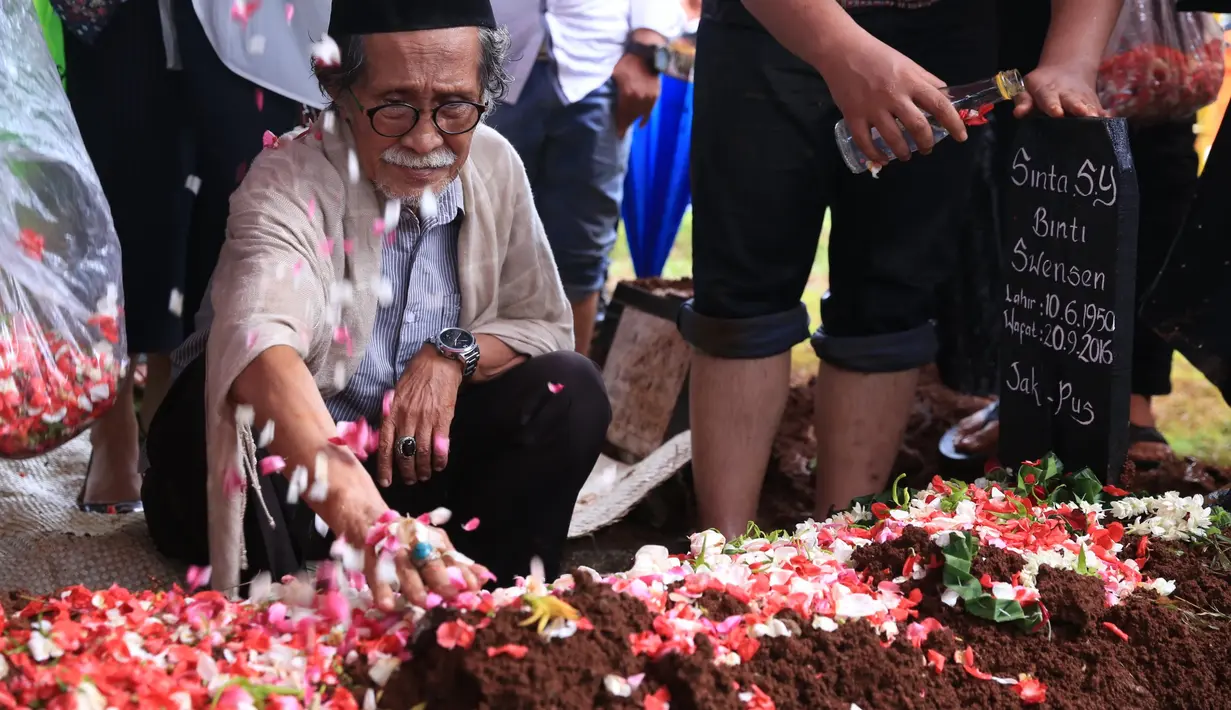 Gurat kesedihan dari sang suami begitu terlihat jelas. Bahkan, saat proses pengurukan berlangsung, terhenti lantaran sang suami masih belum ikhlas melepas sang istri untuk selamanya. (Adrian Putra/Bintang.com)