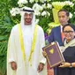 Presiden Joko Widodo (kedua kanan) bersama Putra Mahkota Abu Dhabi, Sheikh Mohamed Bin Zayed Al Nahyan menyaksikan pertukaran perjanjian kerjasama antara Menteri Luar Negeri Retno Marsudi dengan pihak Uni Emirat Arab  di Istana Bogor, Jawa Barat, Rabu (24/7/2019). (Liputan.com/HO/Setkab Agung)