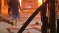 Momen mobil Via Vallen terbakar orang tak dikenal. (Sumber: Instagram/@mellross_08)