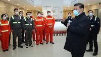 Presiden China Xi Jinping saat mengunjungi kawasan pelabuhan Chuanshan di Pelabuhan Ningbo-Zhoushan, Provinsi Zhejiang, China, Minggu (29/3/2020). Xi Jinping melakukan inspeksi terhadap proses dimulainya kembali kegiatan kerja dan produksi di Zhejiang. (Xinhua/Ju Peng)