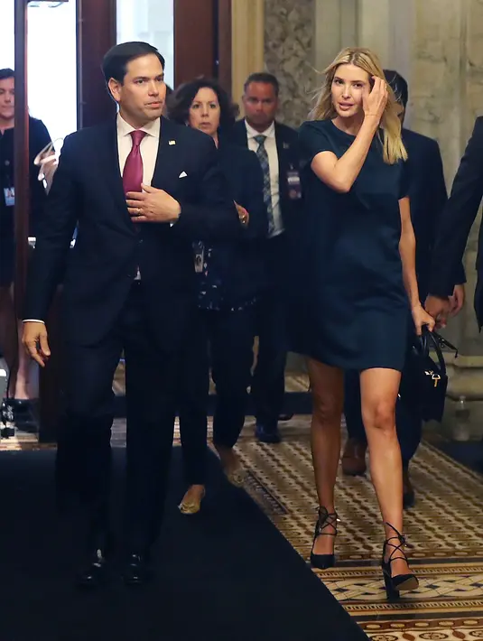 Ivanka Trump berjalan bersama Senator Marco Rubio di Capitol A.S. di Washington, DC, (20/7). (Mark Wilson / Getty Images / AFP)