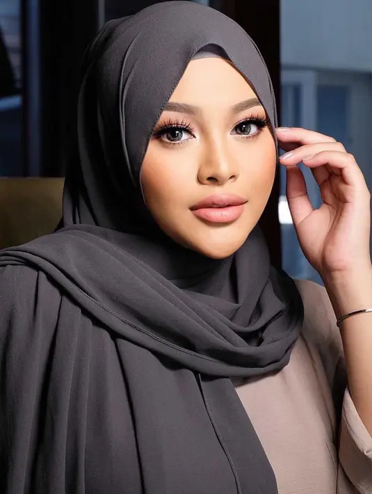 Nuansa makeup bak barbie dari Aurelie Hermasyah. Tampak sangat cantik, Aurelie menambahkan softlens abu-abu dengan makeup bold bernuansa merah muda kecokelatan yang hangat. Foto: Instagram.