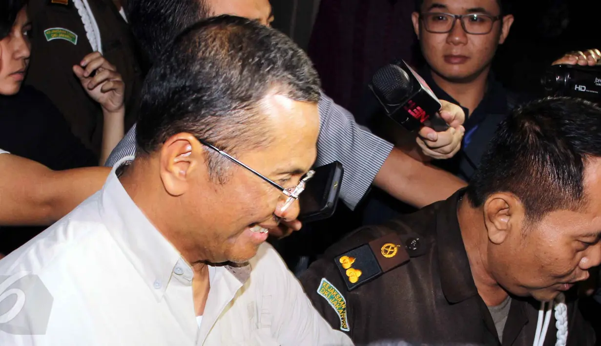 Dahlan Iskan bergegas ke mobil yang telah menjemputnya usai menjalani pemeriksaan di Kejaksaan Tinggi DKI Jakarta, Kamis (4/6/2015). Dahlan diperiksa sebagai saksi terkait pembangunan PLTU di Pulan Jawa, Bali dan NTB. (Liputan6.com/Helmi Afandi)