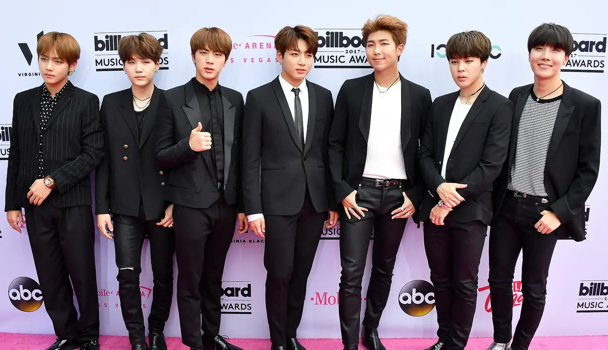 "Kami juga berterima kasih kepada penyelenggara iHeartRadio untuk penghargaan bergengsi ini. Kami akan segera tampil dengan musik yang baru," tutupnya. (Foto: People.com)