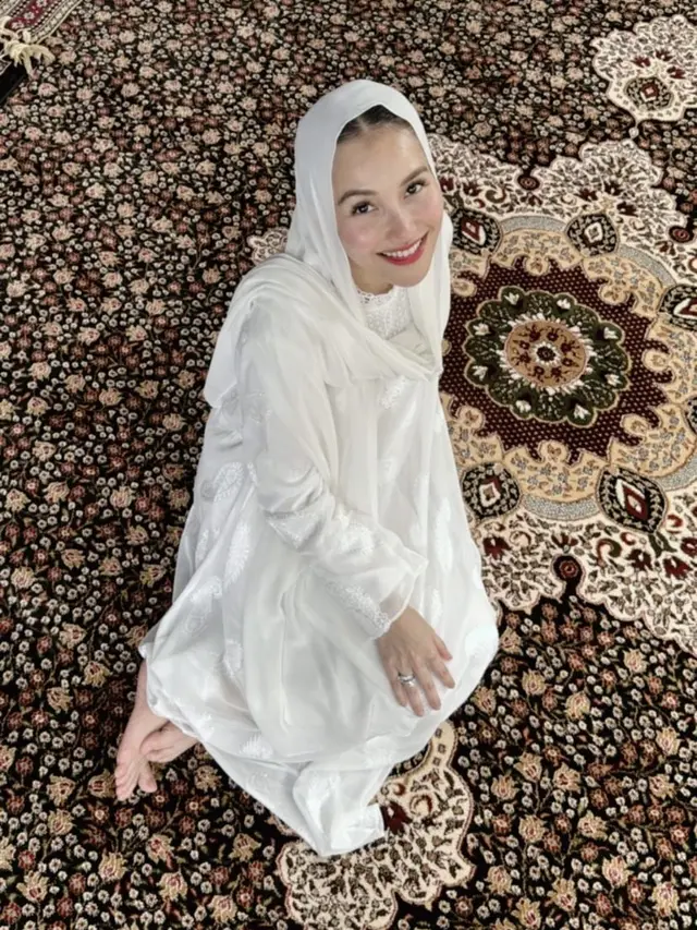 Gaya Kerudung Ayu Ting Ting Saat Pengajian. [@ayutingting92]