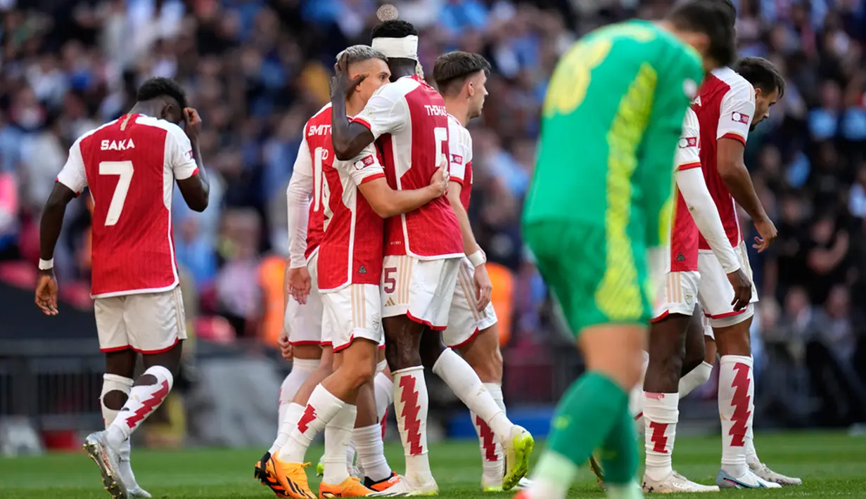 Kemenangan Manchester City yang sudah di depan mata harus buyar pada menit ke-90+11. Gol Leandro Trossard usai mengonversi umpan Bakayo Saka membuat skor menjadi 1-1. (AP Photo/Kirsty Wigglesworth)