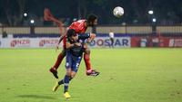 Pemain Bali United, Wellington Carvalho, berebut bola dengan pemain Arema FC, Dedik Setiawan, pada laga BRI Liga 1 di Stadion PTIK, Jakarta, Senin (27/3/2023). Arema menang dengan skor 3-1. (Bola.com/M Iqbal Ichsan)