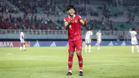 Selebrasi pemain Timnas Indonesia U-17, Arkhan Kaka setelah mencetak gol penyeimbang 1-1 ke gawang Timnas Panama U-17 lewat sundulan kepala pada laga kedua Grup A Piala Dunia U-17 2023 di Stadion Gelora Bung Tomo (GBT), Surabaya, Senin (13/11/2023). (Bola.com/Bagaskara Lazuardi)