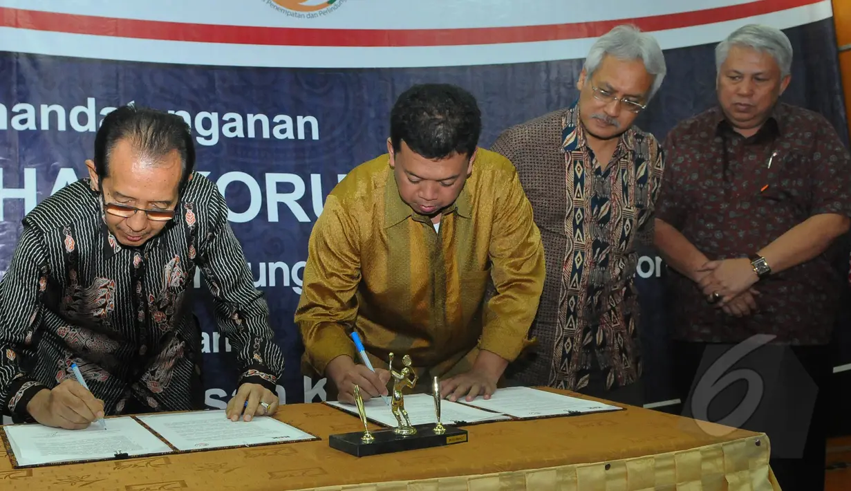 Wakil Ketua KPK Zulkarnain (kiri) dan Kepala BNP2TKI, Nusron Wahid melakukan penandatangan nota kesepahaman (MoU) untuk 'Komit Pencegahan Korupsi Terintegrasi'di kantor BNP2TKI, Jakarta, Kamis (19/3/2015). (Liputan6.com/Herman Zakharia)