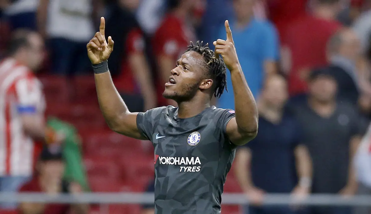 Michy Batshuayi mencetak satu gol saat Chelsea melawan Atletico Madrid pada laga grup C Liga Champions di Wanda Metropolitano stadium, Madrid, (27/9/2017). Chelsea menang 2-1. (AP/Francisco Seco)
