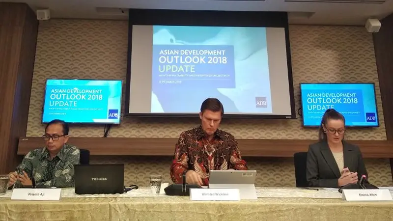 Kepala Perwakilan ADB di Indonesia, Winfried Wicklein, mengatakan ekonomi di Indonesia, diperkirakan masih akan tumbuh kuat tahun ini. (Wilfridus Setu Embu/Merdeka.com)