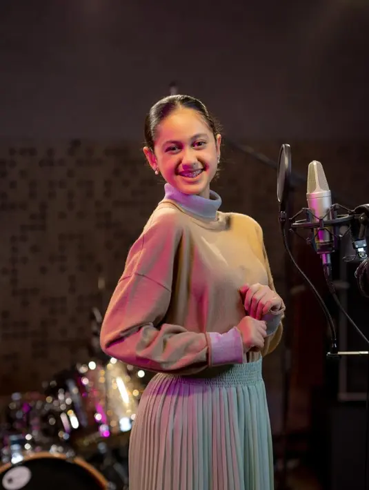 Anak tunggal Avi dan Ramzi tidak hanya berparas cantik, tapi juga seorang model, penyanyi dan juga pamain basket yang mewakili sekolahnya. [Instagram/abiramzi76]