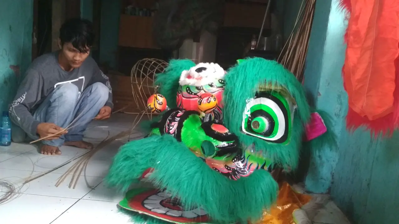 Saat Pengrajin Barongsai Cirebon Kebanjiran Pesanan Menjelang Imlek