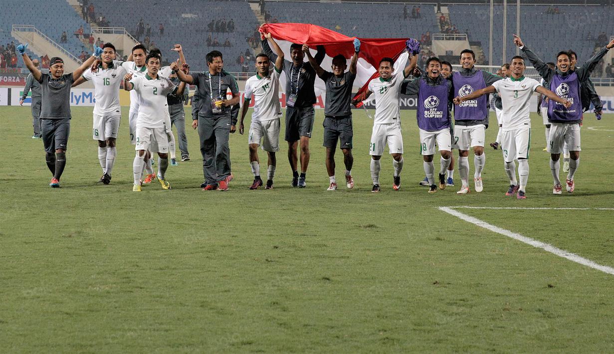 Para pemain Timnas Indonesia merayakan gol yang dicetak Stefano Lilipaly ke gawang Vietnam pada laga Piala AFF 2016 di Stadion My Dinh, Hanoi, Kamis (7/12/2016). Indonesia menang agregat 4-3 atas Vietnam. (Bola.com/Peksi Cahyo)