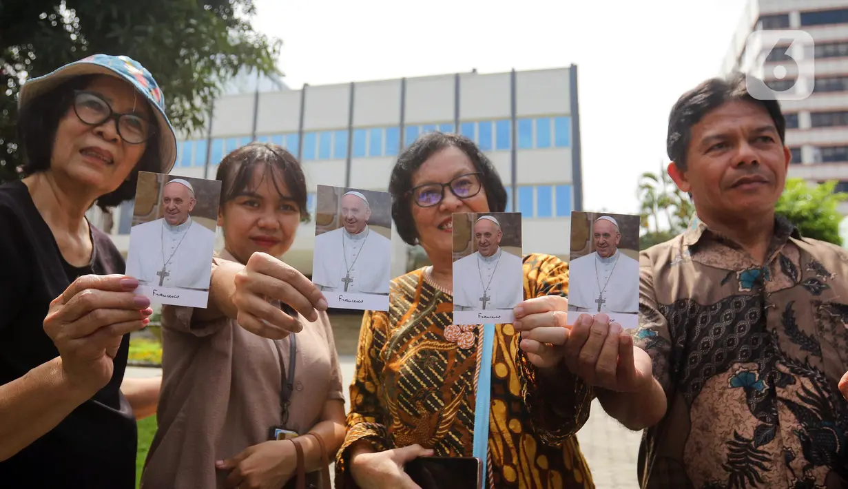 Sehari sebelum wafat, Minggu 20 April 2025, Paus Fransiskus sempat menyampaikan pesan Urbi et Orbi memberkati kota dan dunia sebagai bagian dari perayaan Paskah di Vatikan dari balkon utama Basilika Santo Petrus. (Liputan6.com/Herman Zakharia)