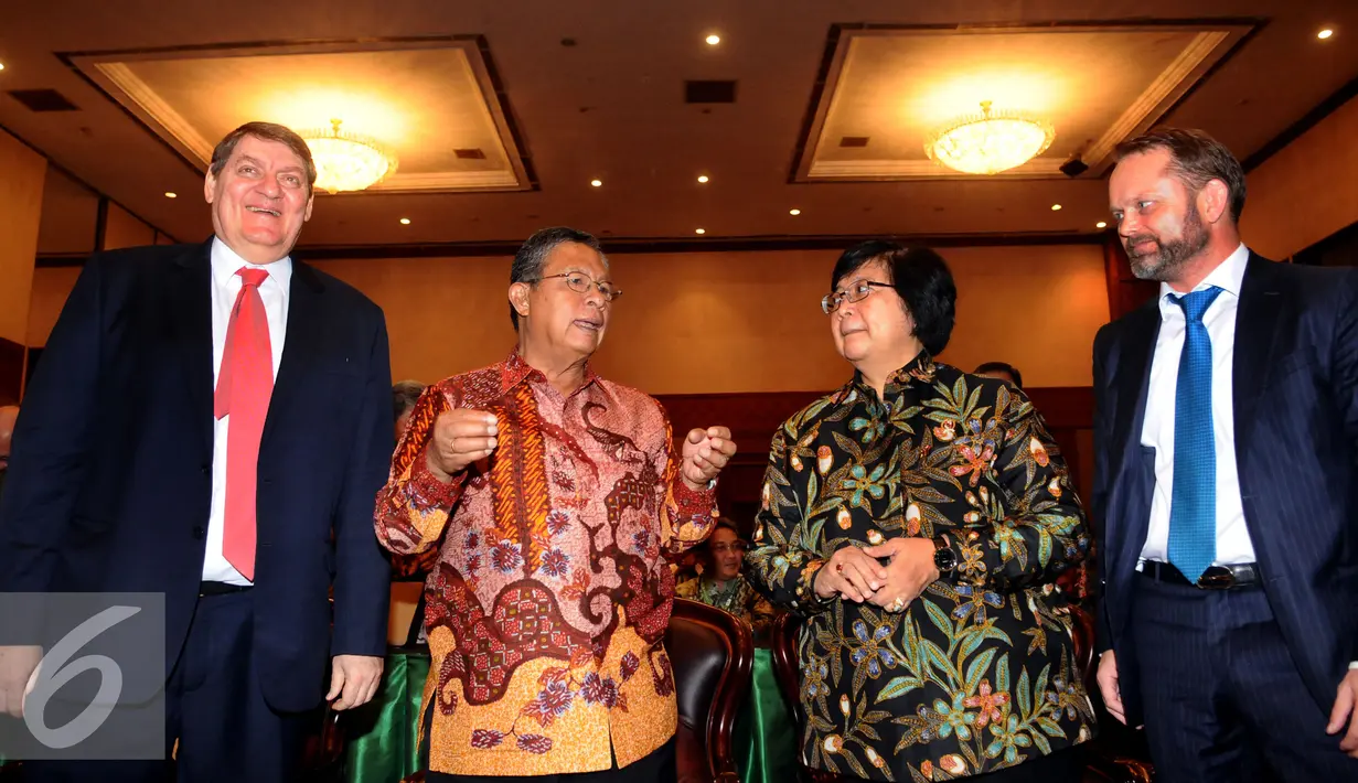 Menteri Koordinator Bidang Perekonomian, Darmin Nasution (kedua kiri) berbincang dengan Menteri Lingkungan Hidup dan Kehutanan, Siti Nurbaya usai pembukaan Festival Iklim di Jakarta, Senin (1/2/2016). (Liputan6.com/Helmi Fithriansyah)