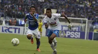 Striker Arema Malang, Rivaldi Bawuo, beradu cepat dengan bek Persib Bandung, Henhen Herdiana, pada laga Piala Indonesia di Stadion Si Jalak Harupat, Bandung, Senin (18/2). Persib bermain imbang 1-1 melawan Arema. (Bola.com/Vitalis Yogi Trisna)