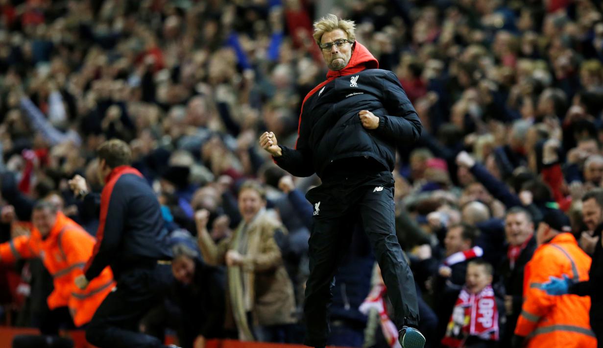 Pelatih Liverpool, Jurgen Klopp, merayakan gol yang dicetak Christian Benteke ke gawang Southampton dalam laga Liga Premier Inggris di Stadion Anfield, Liverpool, Minggu (26/10/2015). (Reuters/Phil Noble)